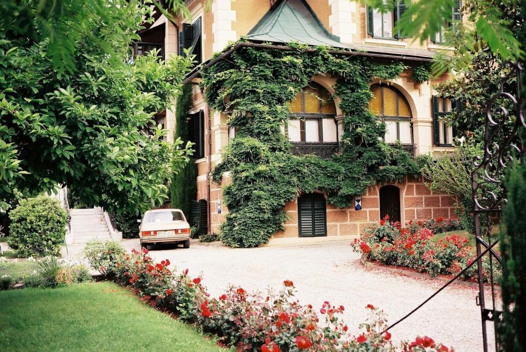 a house with a car parked in front of it at Villa Parkschlössl in Millstatt