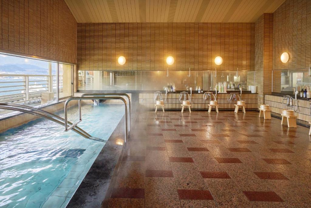 Bazén v ubytování Hotel Miya Rikyu nebo v jeho okolí