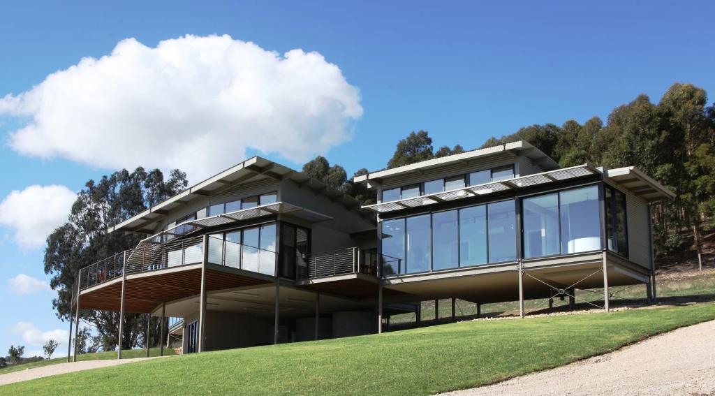 a house on a hill with glass at McLaren Eye in Kangarilla