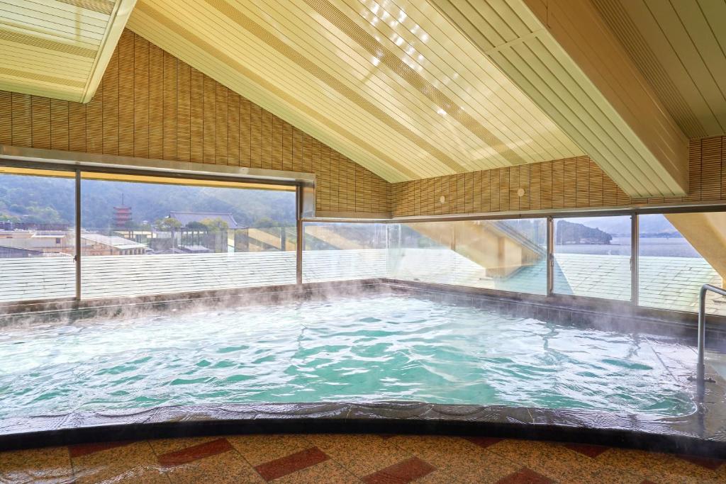 Bazén v ubytování Hotel Miya Rikyu nebo v jeho okolí