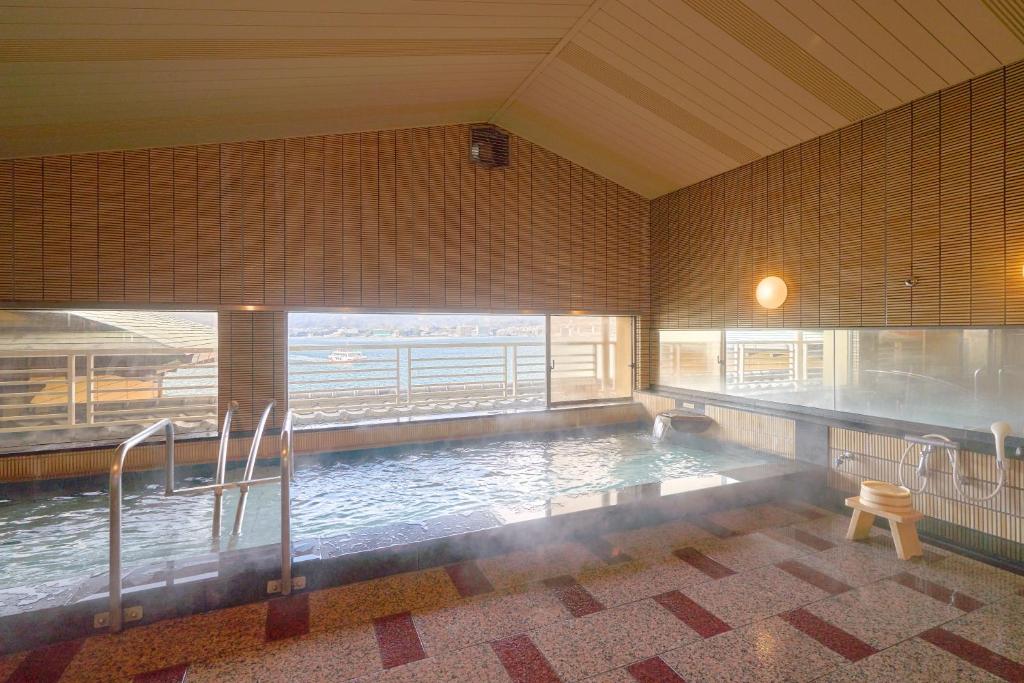 Bazén v ubytování Hotel Miya Rikyu nebo v jeho okolí