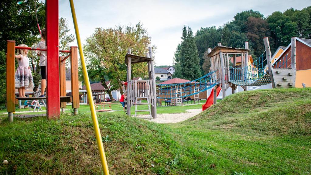 einen Park mit Spielplatz mit Rutsche in der Unterkunft Gästehaus Ranftl in Unterlamm