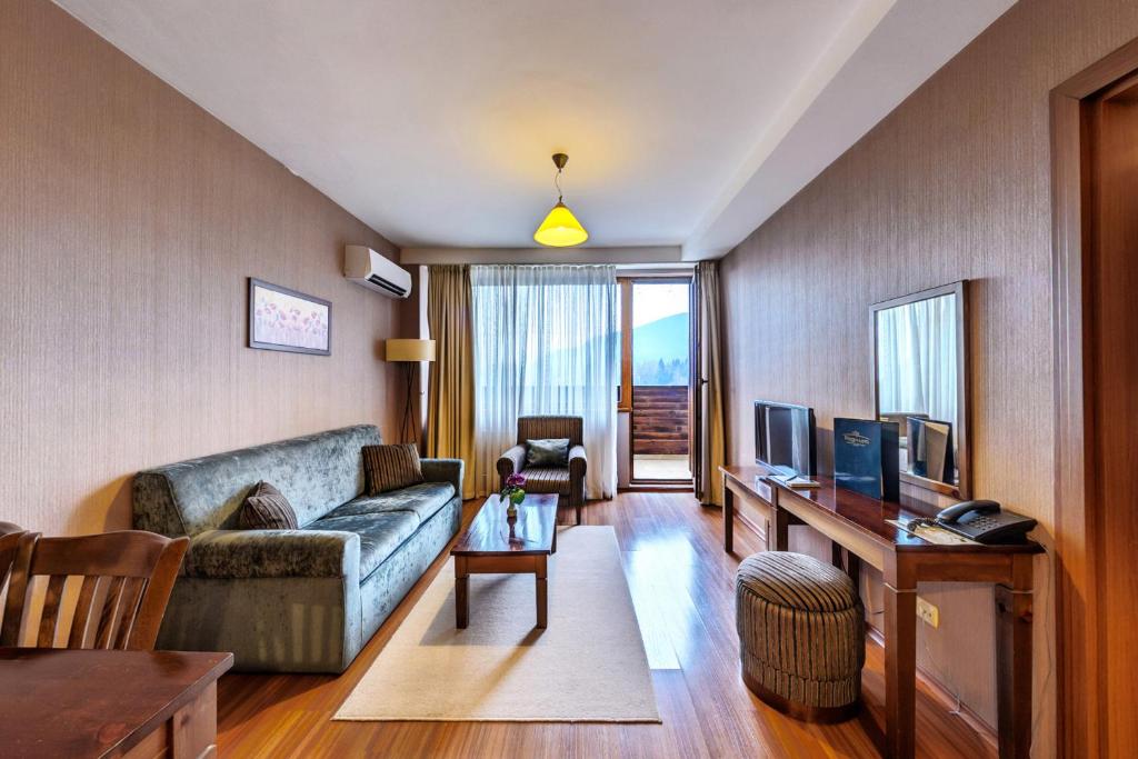 TV a/nebo společenská místnost v ubytování Regnum Bansko Ski Hotel & SPA