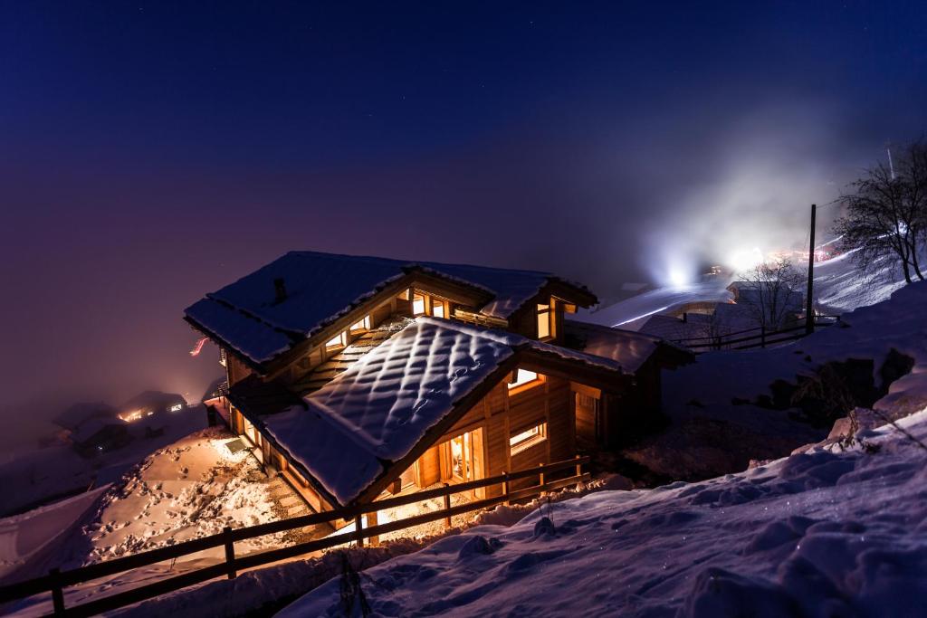 Chalet Ibex, à côté de la piste de Veysonnaz v zimě