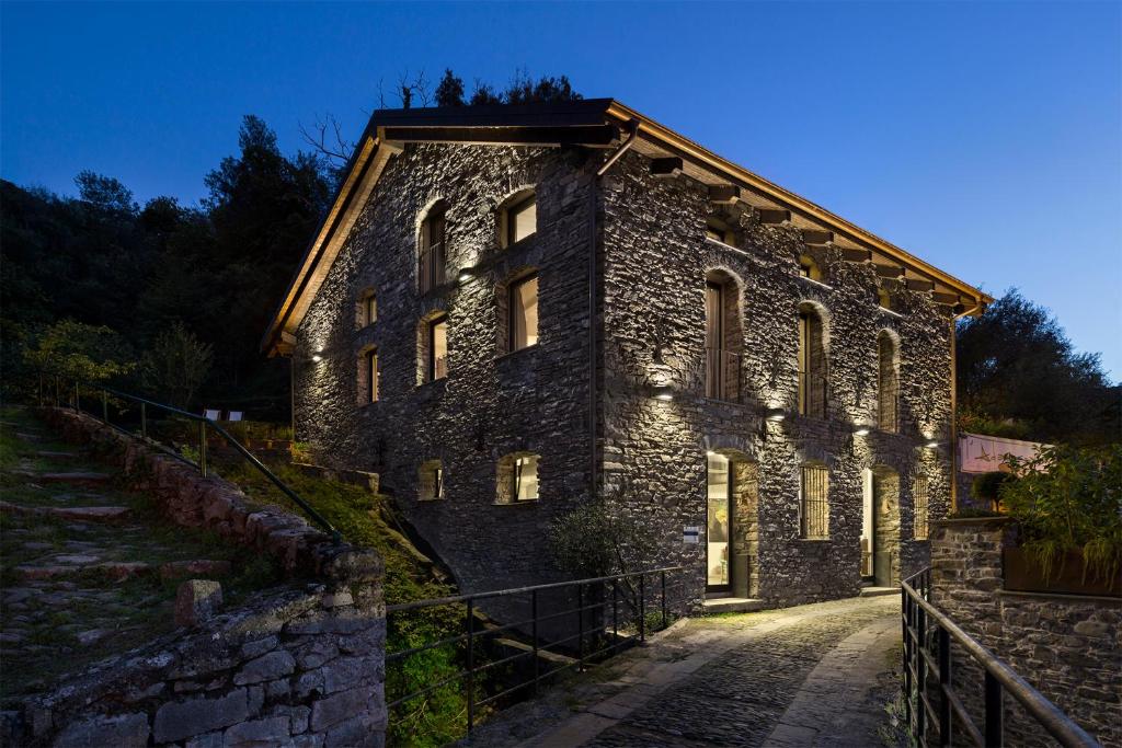 een oud stenen gebouw met verlichting aan bij Agriturismo l'Adagio in Badalucco
