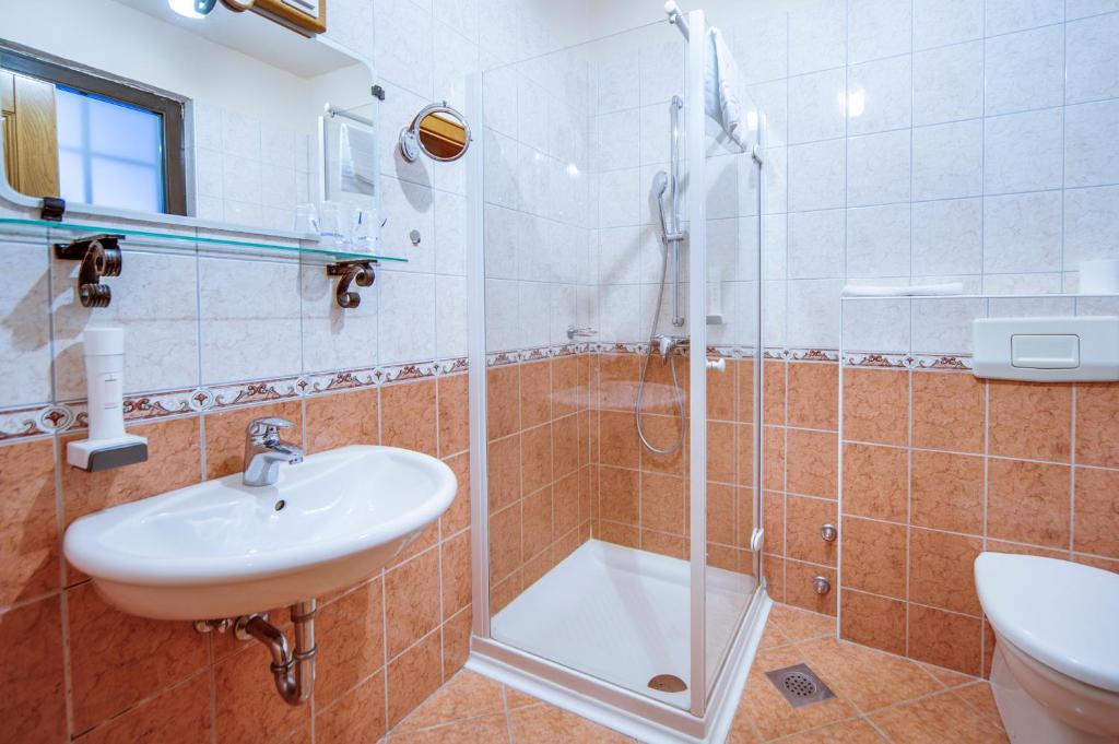 Koupelna v ubytování Garni Hotel Terano