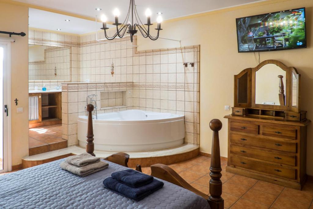 Loft Rustico - Jacuzzi privado en la habitación en Corralejo