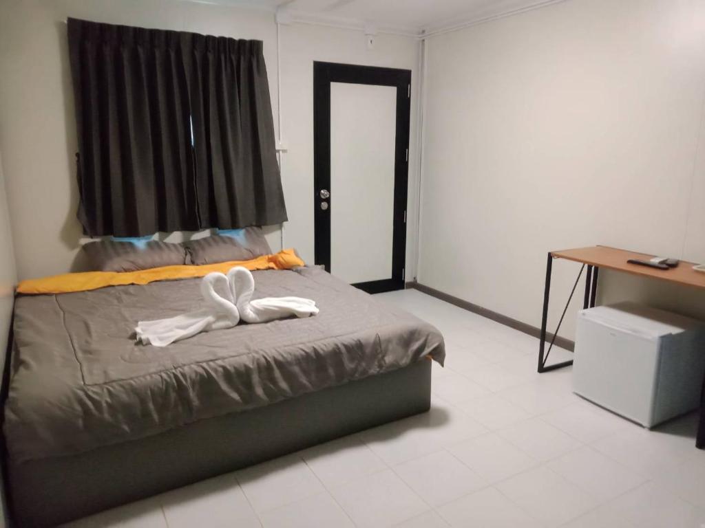 曼谷的住宿－P29，一间卧室配有一张带两条白色毛巾的床
