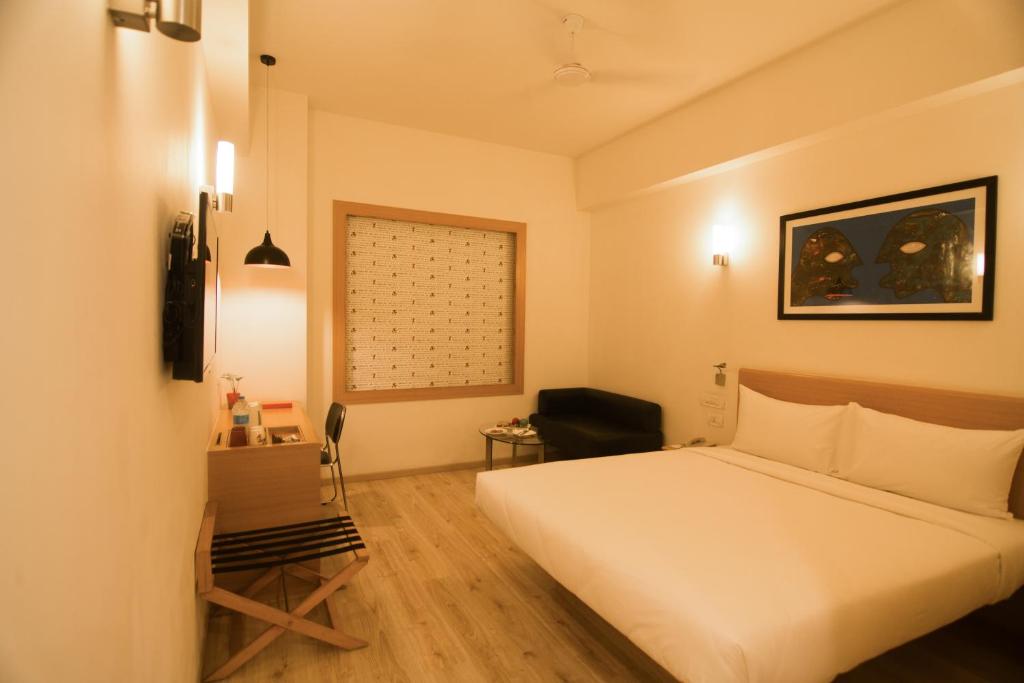 Postel nebo postele na pokoji v ubytování Red Fox by Lemon Tree Hotels, Sector 60, Gurugram