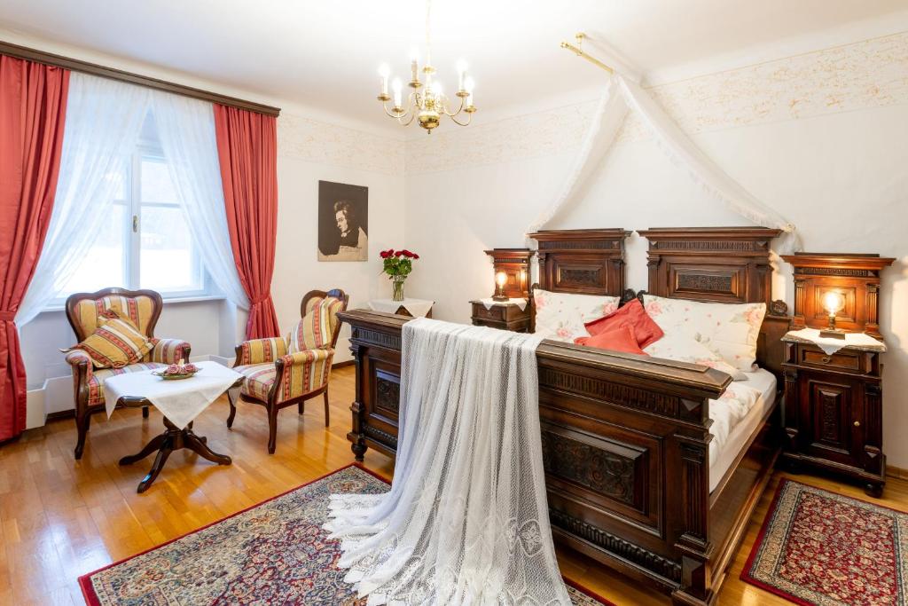 Postel nebo postele na pokoji v ubytování Schlosshotel Rosenau Superior
