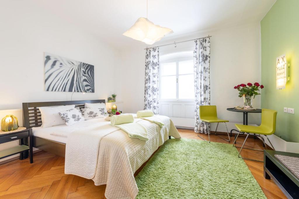 Postel nebo postele na pokoji v ubytování Schlosshotel Rosenau Superior