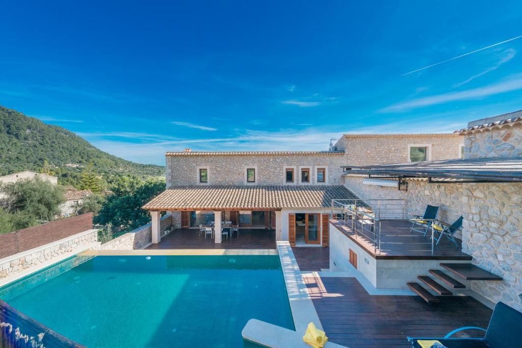 een villa met een zwembad en een huis bij Villa Del Carmen Sis - Sunset Villa Furios Petit in Selva