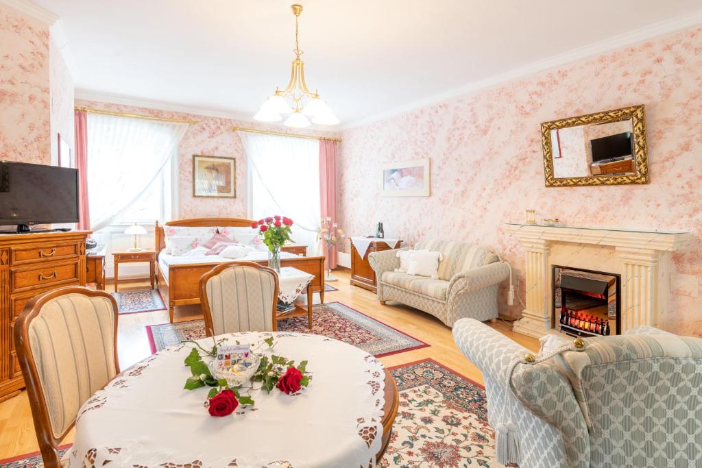 TV a/nebo společenská místnost v ubytování Schlosshotel Rosenau Superior