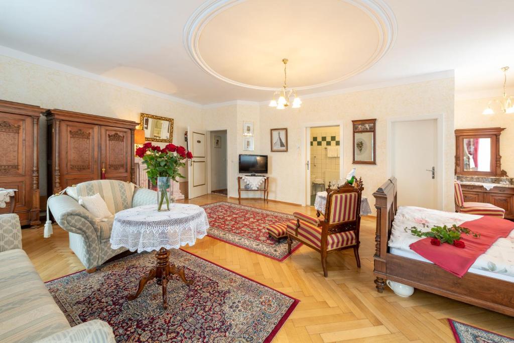 TV a/nebo společenská místnost v ubytování Schlosshotel Rosenau Superior