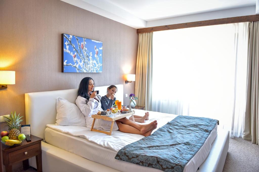 Postel nebo postele na pokoji v ubytování Regnum Bansko Ski Hotel & SPA