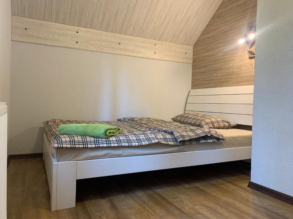 Postel nebo postele na pokoji v ubytování Kammelja Puhkemajad