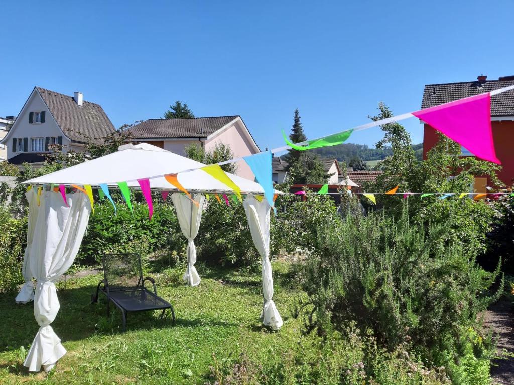 Aed väljaspool majutusasutust B&B Kalimera Pratteln