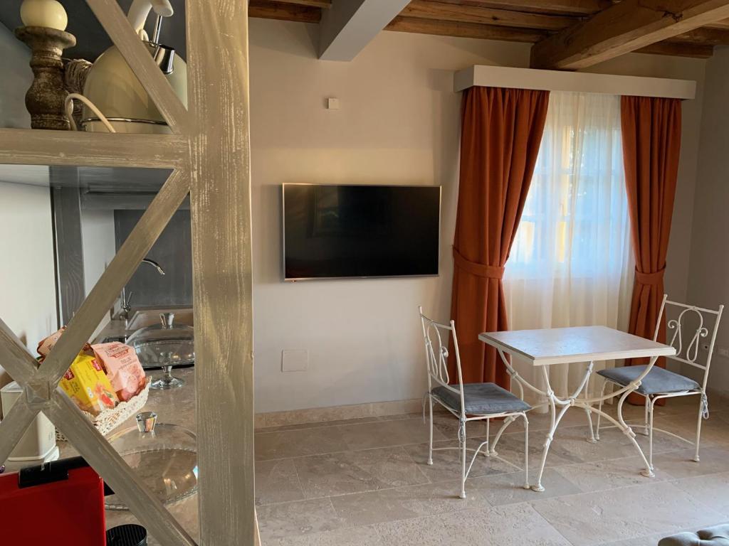 A television and/or entertainment centre at Relais dei Molini - Villa dei Molini
