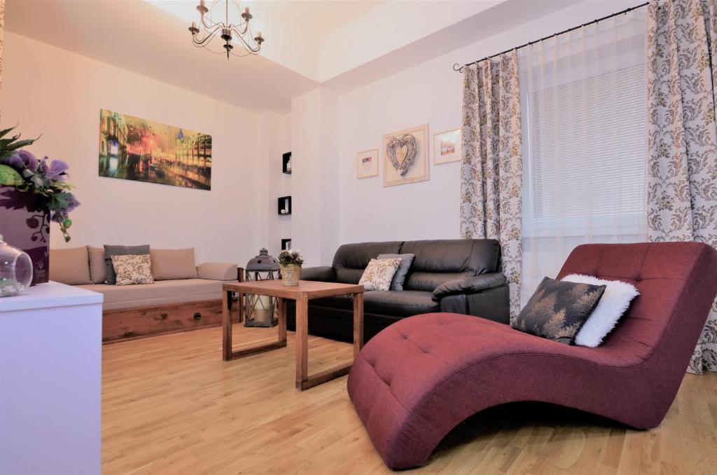 a living room with a couch and a table at Meridián-apartmán, Starý Smokovec, PRIMO, Vysoké Tatry in Starý Smokovec