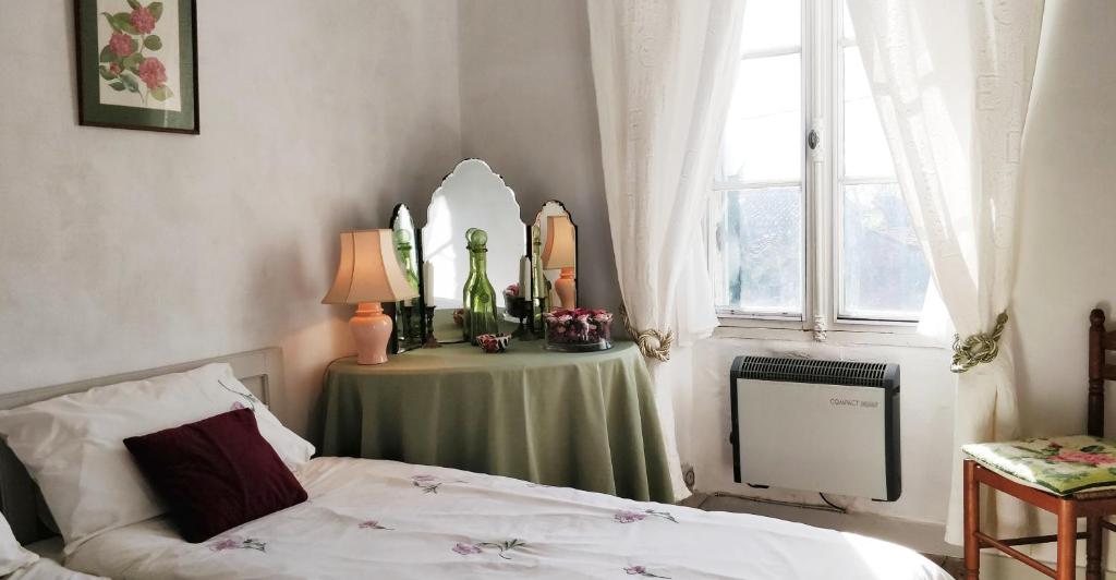 Les Glycines Bed & Breakfast - Sala De Reina De Lujo