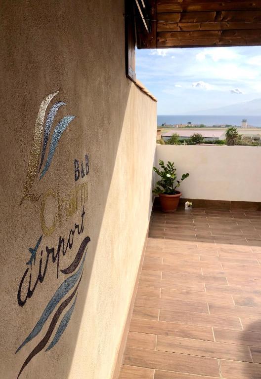 Ściana z napisem "Wielki ocean rocznie" w obiekcie Charm Airport w mieście Reggio di Calabria