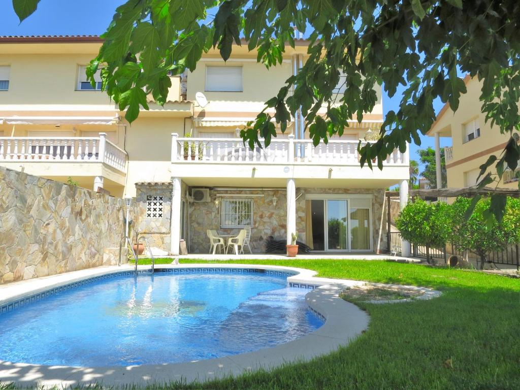 馬塔羅的住宿－卡羅林納別墅，别墅前设有游泳池