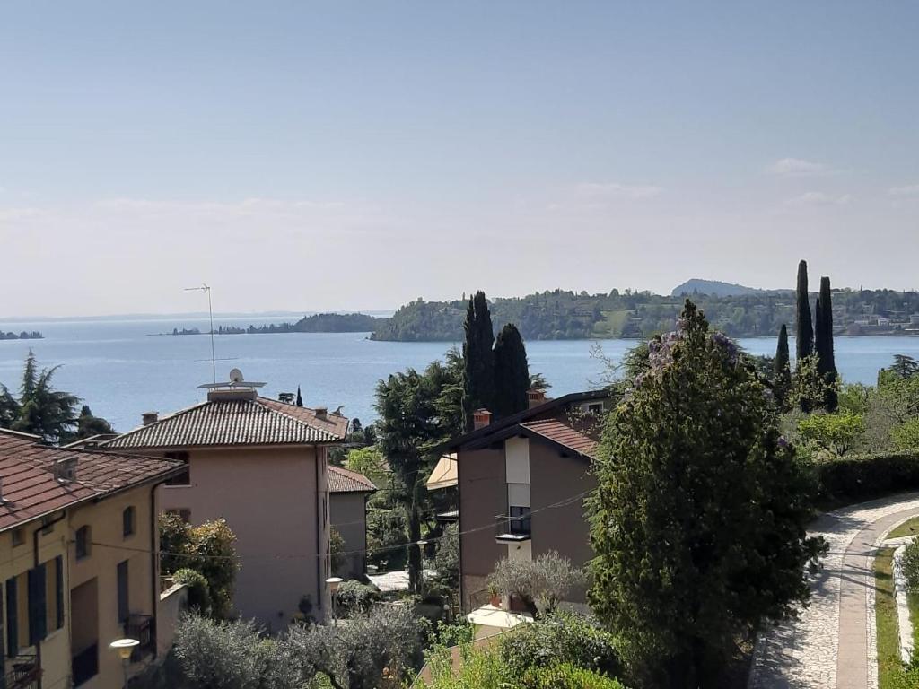 uitzicht op een stad met een meer op de achtergrond bij VALLE FIORITA 42 - Lake view apartment in Gardone Riviera