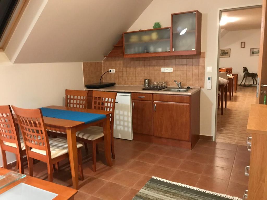 Kuchnia lub aneks kuchenny w obiekcie Prosper Lovasklub Panzió