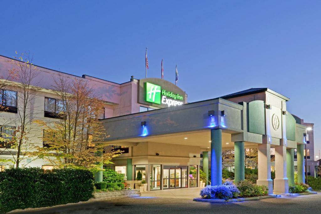 una tienda frente a un edificio con un cartel. en Holiday Inn Express Bellingham, an IHG Hotel en Bellingham