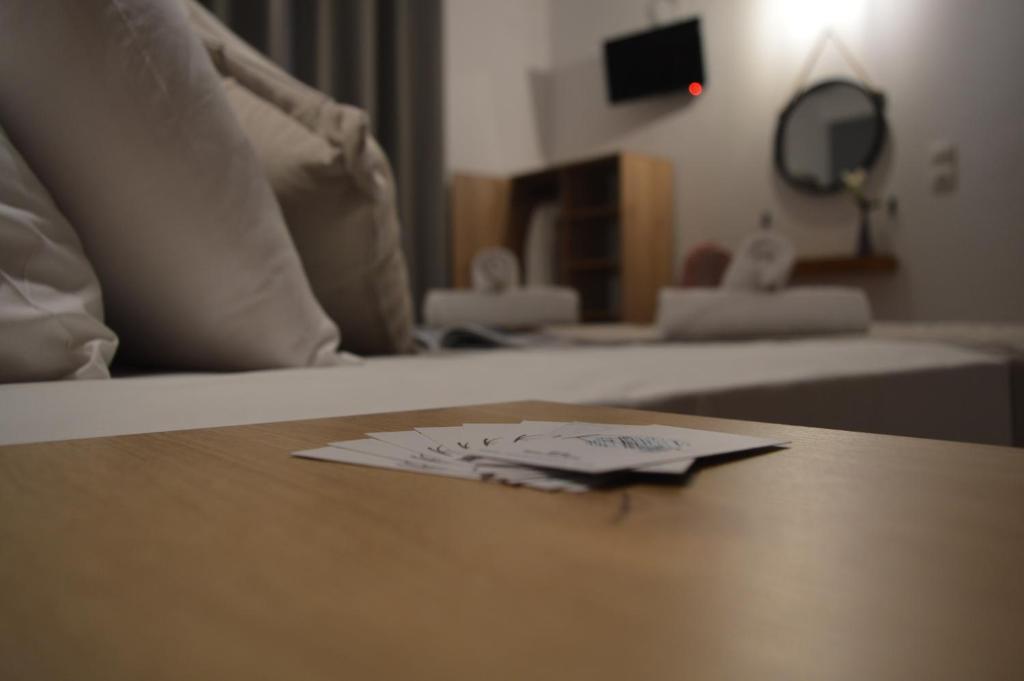 stół z papieru na łóżku w obiekcie Rania Studios w mieście Skiatos