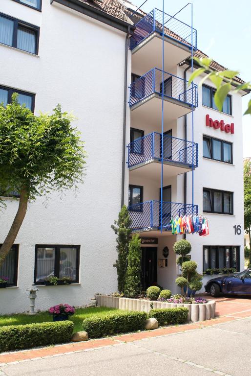 un hotel di fronte a un edificio di Hotel Astoria am Urachplatz a Stoccarda
