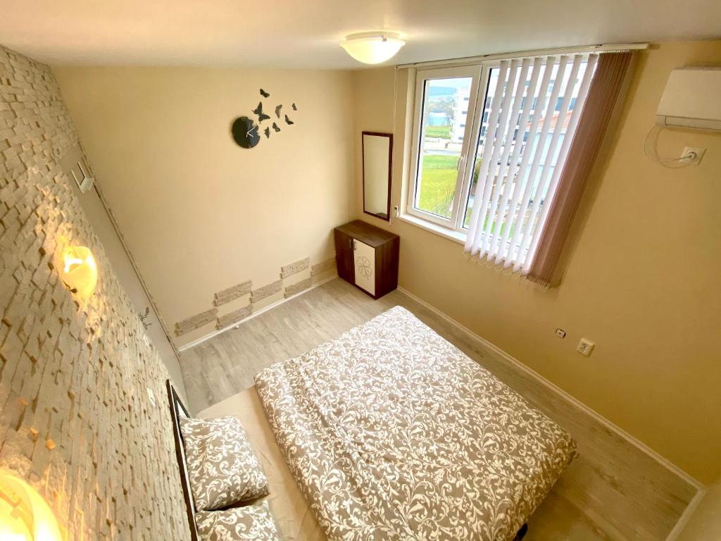 A bed or beds in a room at Sea View NewApartment-Bulgaria-Chernomorets
