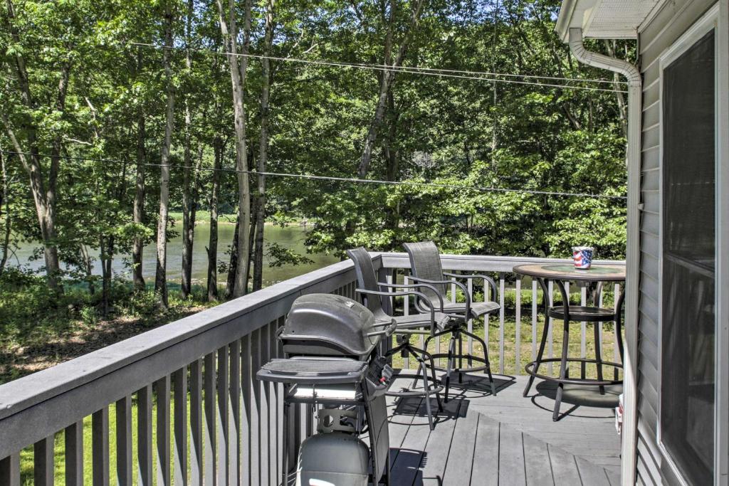 Balkón nebo terasa v ubytování Spacious Home with Deck, Grill and Delaware River View