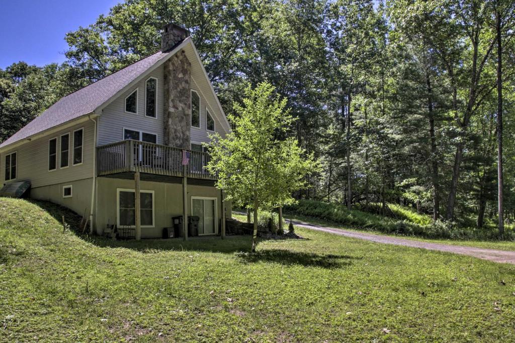 Zahrada ubytování Spacious Home with Deck, Grill and Delaware River View