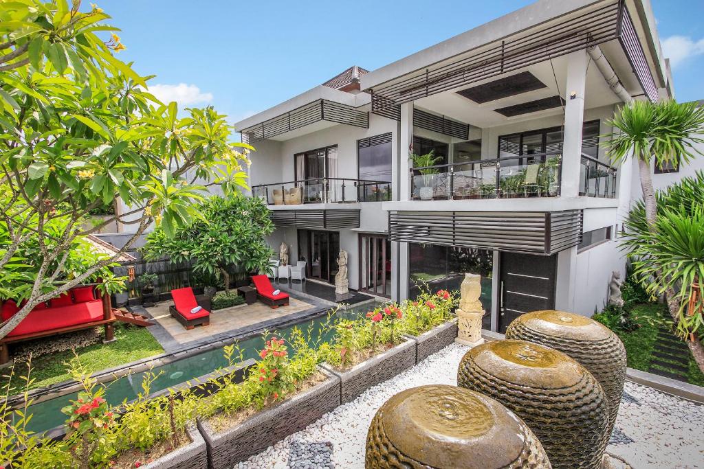 ein Bild von einem Haus mit einem Swimmingpool in der Unterkunft Villa Cascade in Seminyak