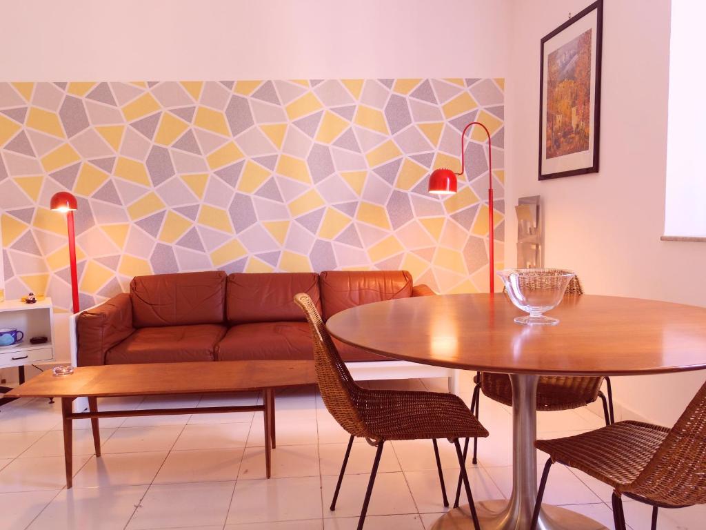 A seating area at home.70 Carini
