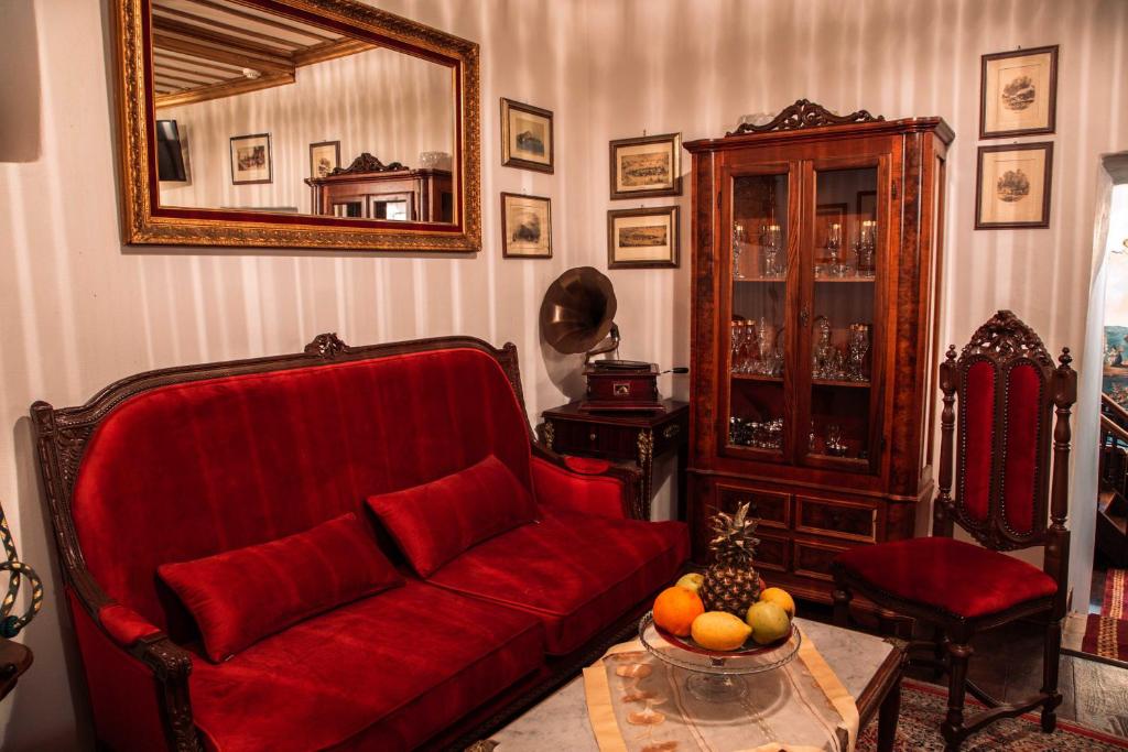 Гостиная зона в Ilion Hotel