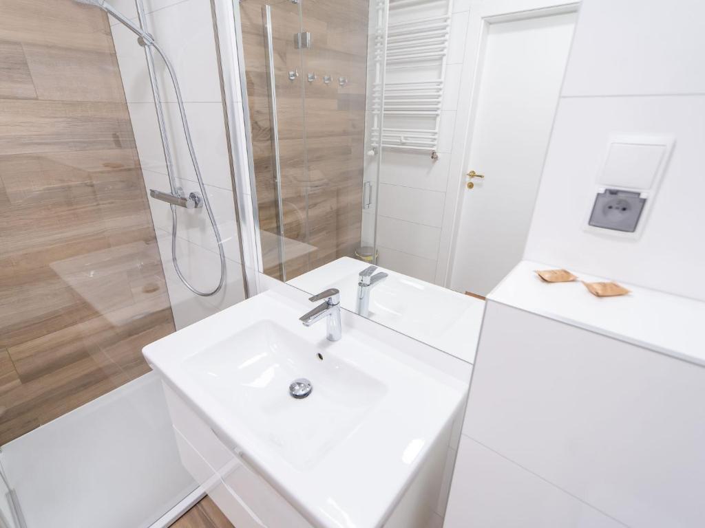 Kúpeľňa v ubytovaní FARO Apartamenty Polanki Park z basenami