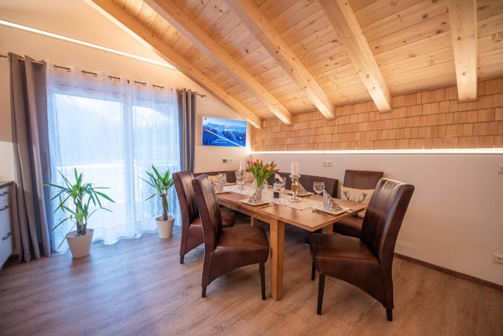 ein Esszimmer mit einem Holztisch und Stühlen in der Unterkunft Ferienwohnung Trocker in Krimml