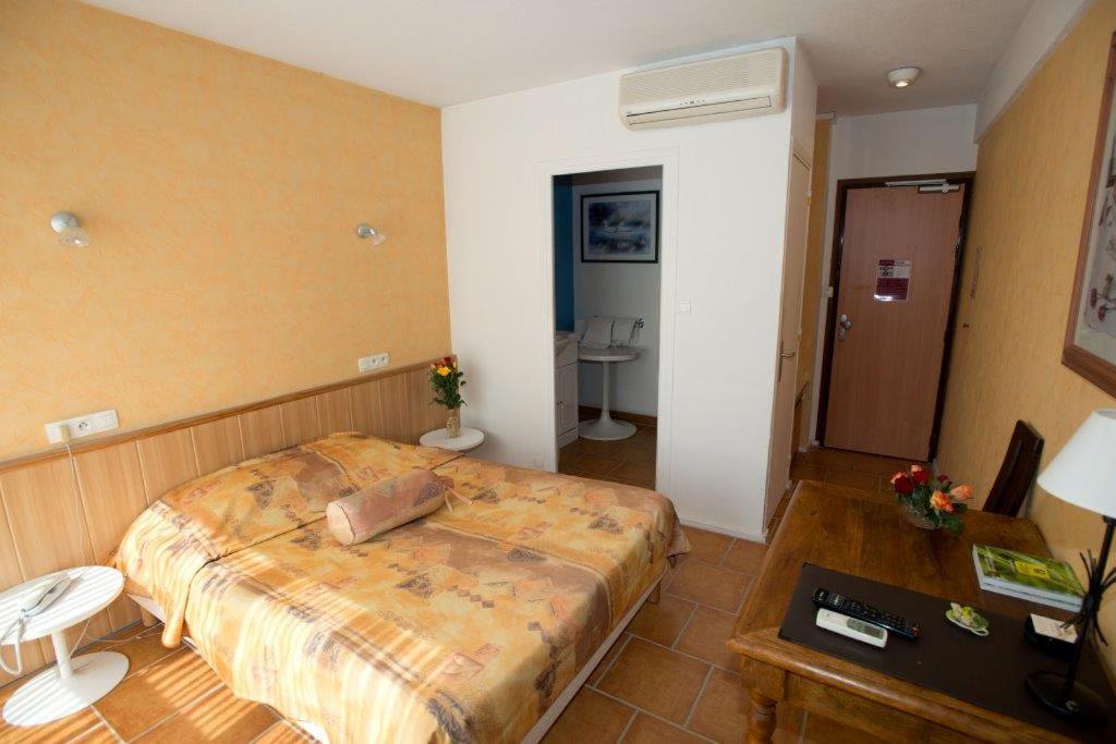 Postel nebo postele na pokoji v ubytování Hôtel Morris