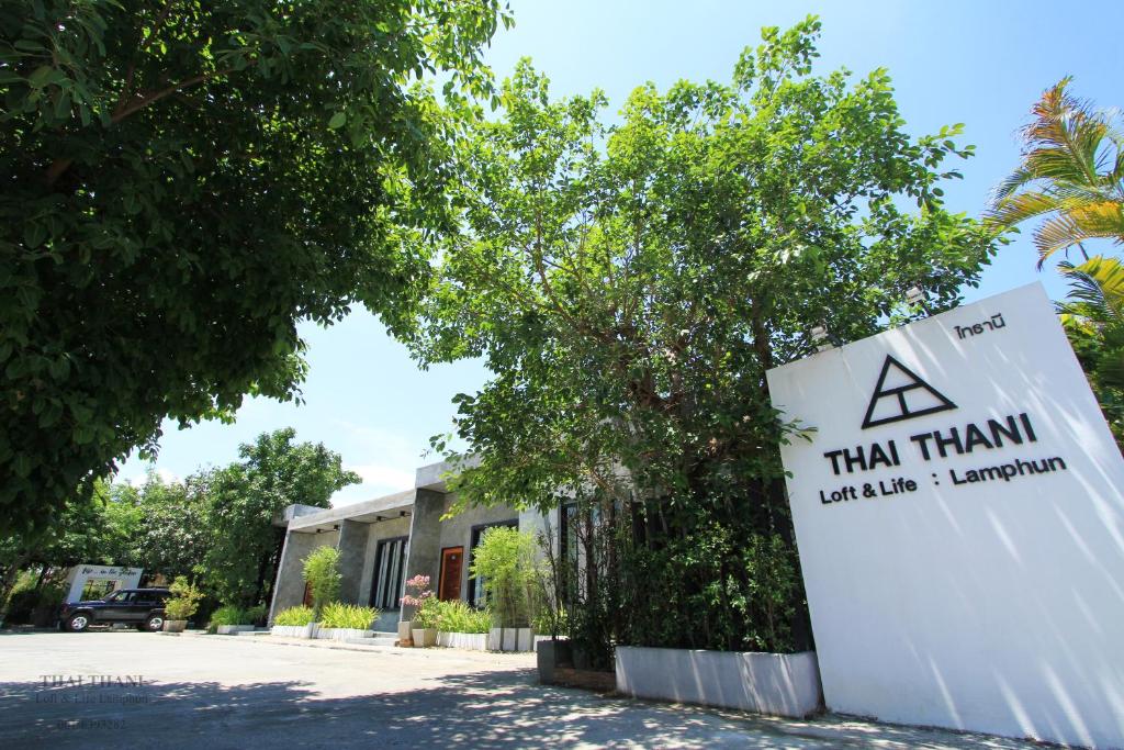 una señal frente a una casa en THAI THANI Loft & Life Lamphun en Lamphun