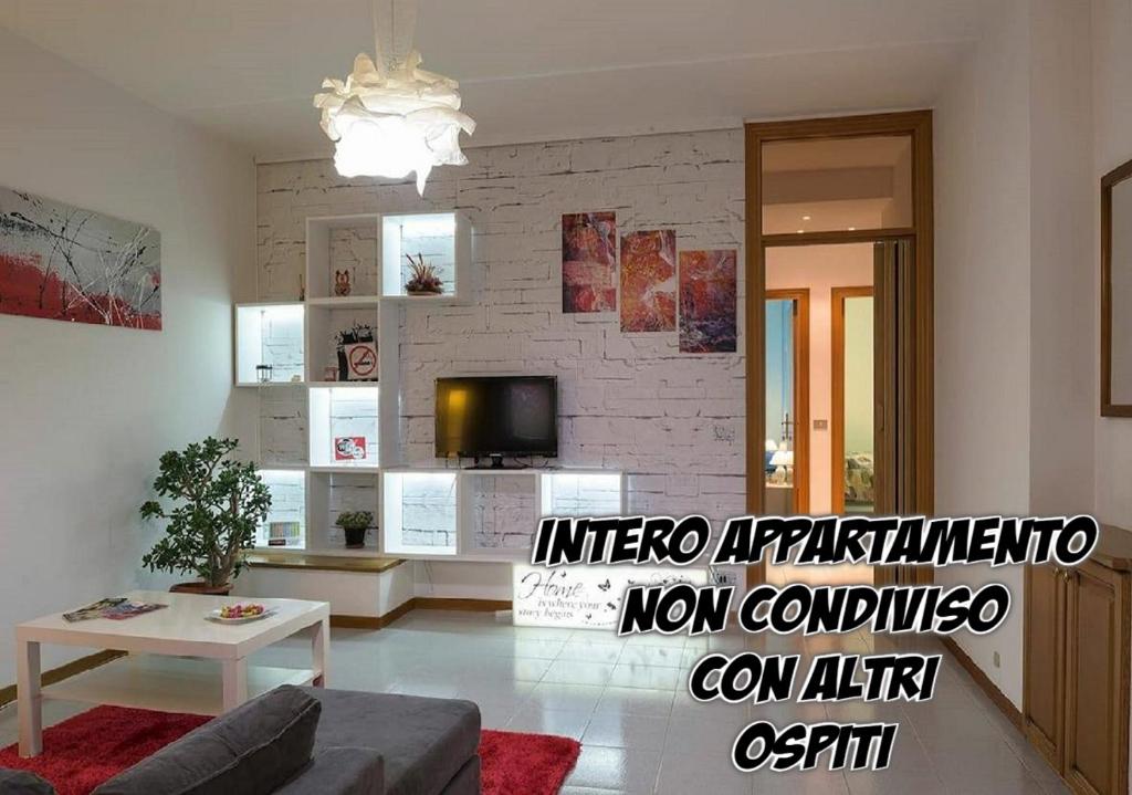 a living room with a couch and a tv at Casa Claudia Appartamento non condiviso in Montecassiano