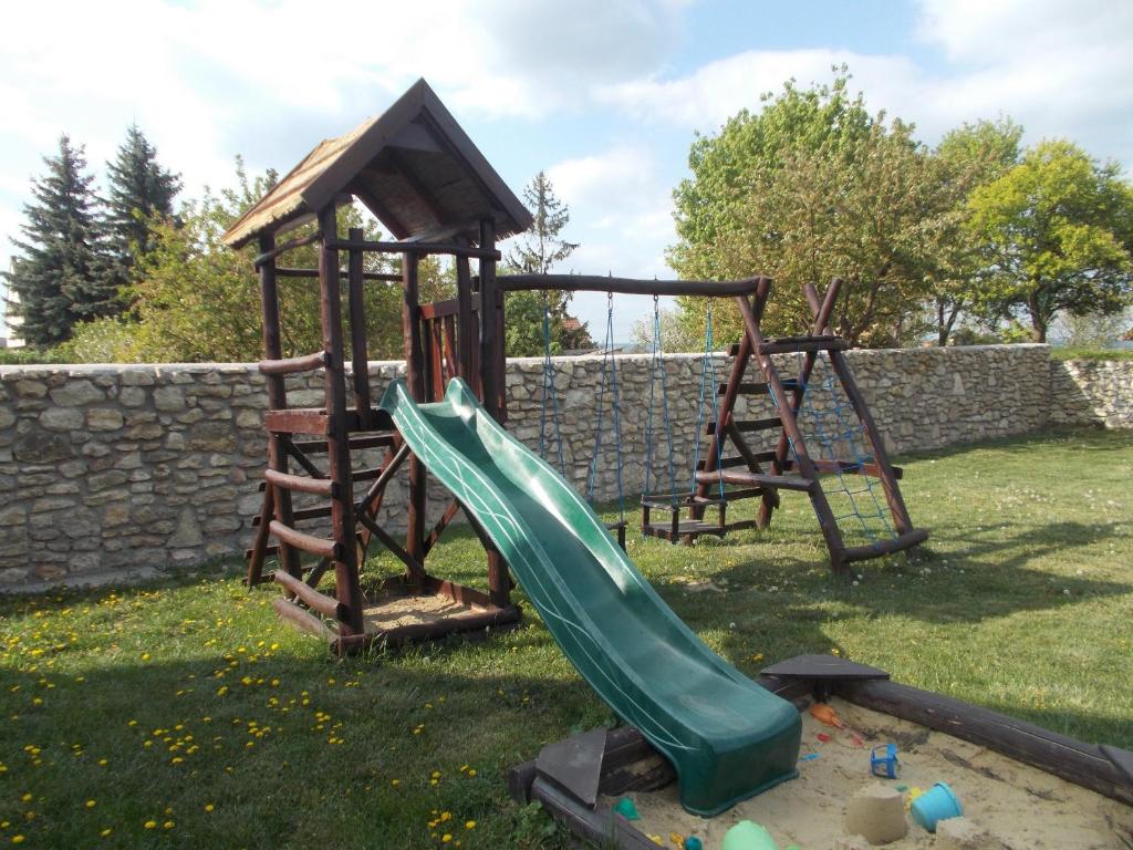 Plac zabaw dla dzieci w obiekcie Hétkanyar Vendégház