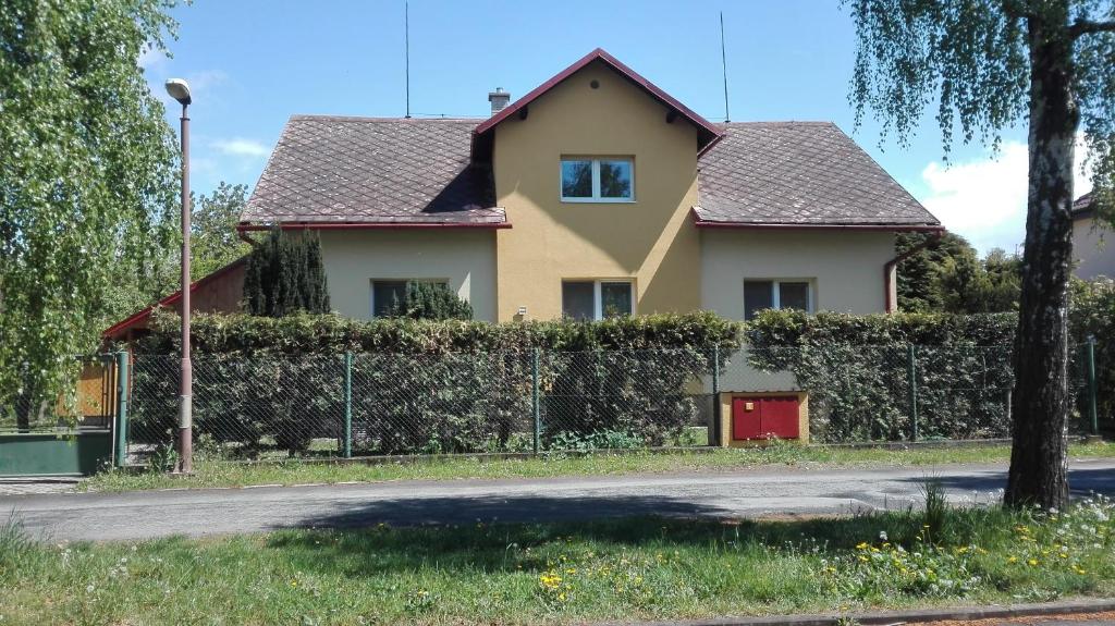 uma casa com uma cerca em frente em U Jirky em Bohuňovice