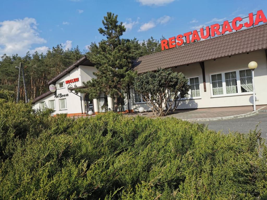 budynek z tabliczką na restaurację w obiekcie Noclegi Pod Borem w mieście Kępno