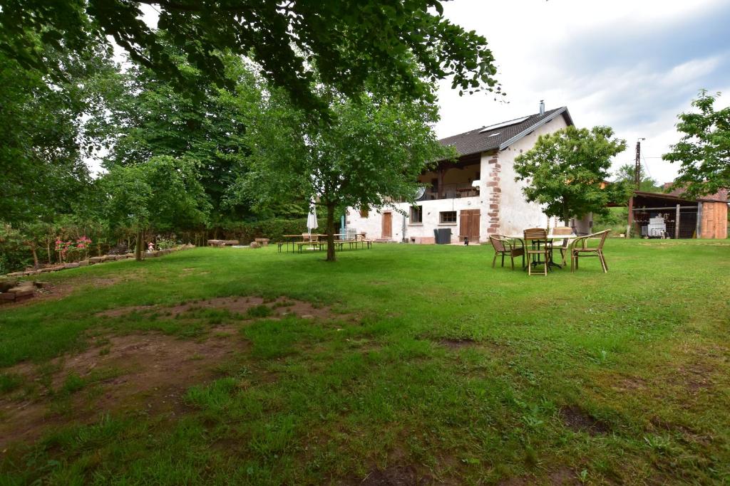 einen Hof mit Picknicktischen und ein Haus in der Unterkunft Serendipity For All Apartments in Saint Die