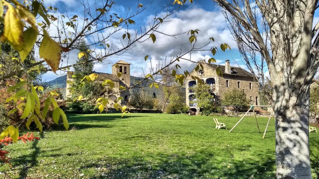 Casas Arana - Parque Nacional De Ordesa في Albella: منظر المنزل من الساحه