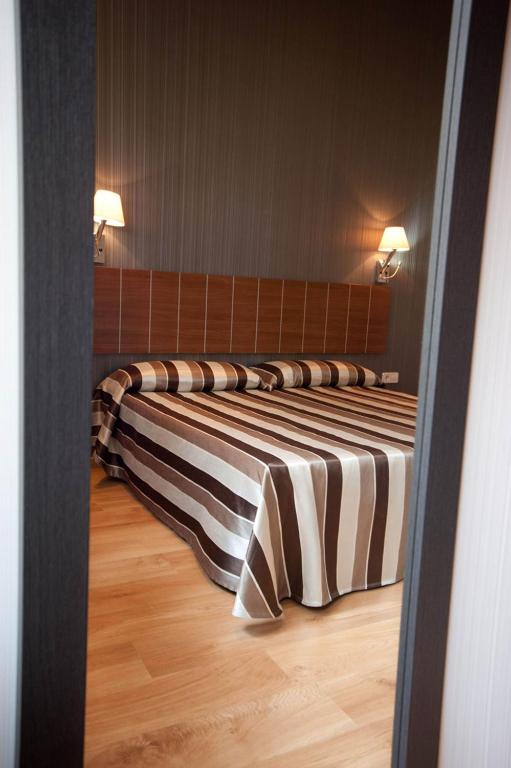 Postel nebo postele na pokoji v ubytování Hostal Bcn 46