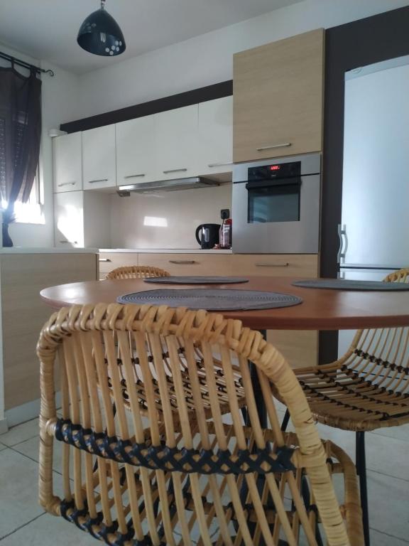 Kuchyň nebo kuchyňský kout v ubytování Holiday Nest & parking