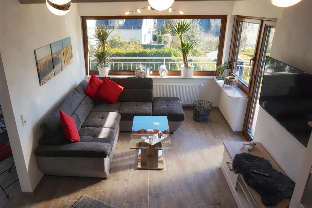 ein Wohnzimmer mit einem Sofa und einem Tisch in der Unterkunft Ferienwohnung Himmelreich in Bernkastel-Kues